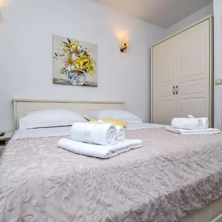 Prázdninový dům Family Friendly House With A Swimming Pool Cove Kalebova Luka, Rogoznica - 25561 Ražanj